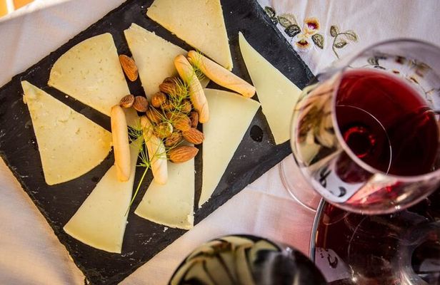 Santiago de Compostela: Cheese and Wine Tasting Experience