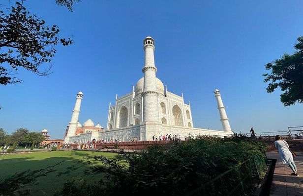 Private Taj Mahal Tour from Delhi By Gatiman Express Train