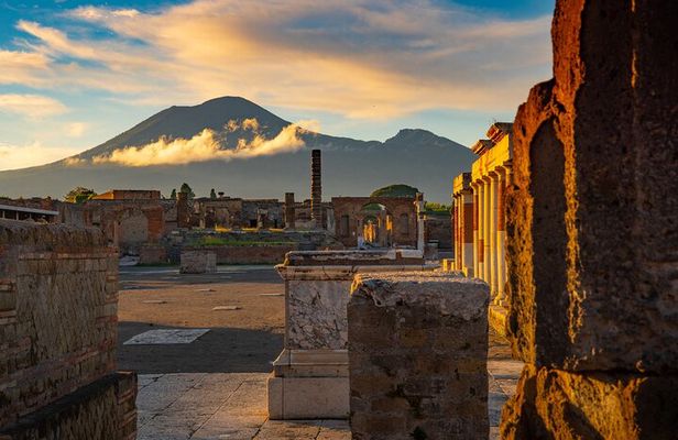Pompeii and Vesuvius Cellars Tour with Lunch from Naples