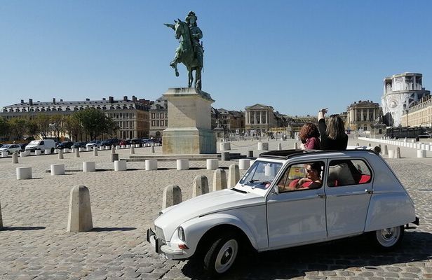 Private 1 hour tour of Versailles in a Vintage Car (2CV)