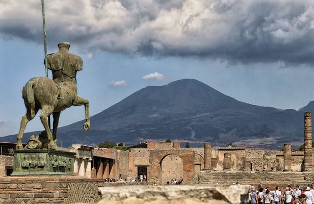 Guided Visit of Pompei and Mount Vesuvius Tour with Pizza Lunch