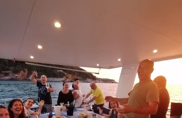 Morning or evening tour with aperitif, lunch or dinner and bathroom breaks