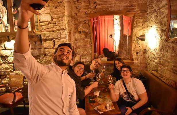 Cultural Walking Tour in Barcelona with Food & Wine Tasting