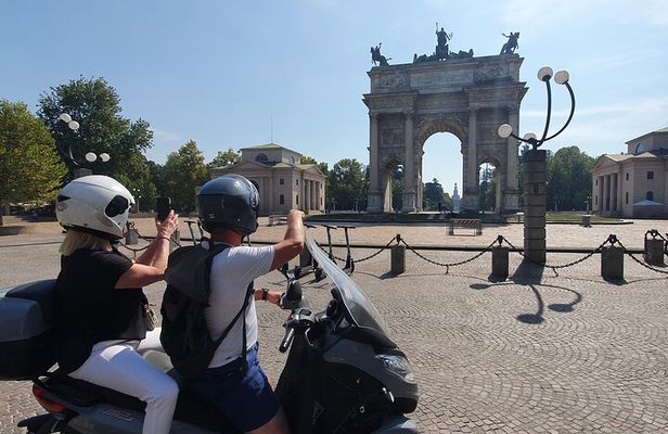 See Milan landmarks from the back of a Vespa