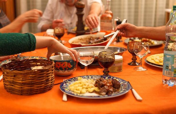 share a traditional meal with licauw