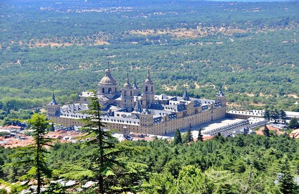 From Madrid: Guided Tour to El Escorial & Valley of the Fallen