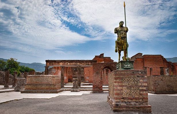 Visit the Pompeii ruins from Salerno with Pizza Lunch