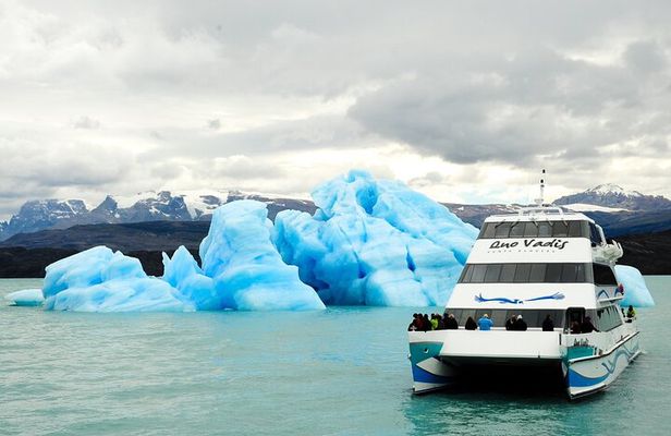 Full day tour: Sail among the Glaciers of Patagonia