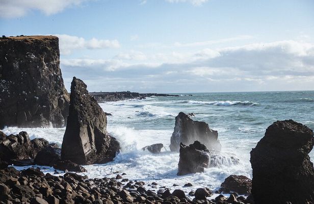 Reykjanes Peninsula Private Volcano Hike and Sky Lagoon Spa Tour