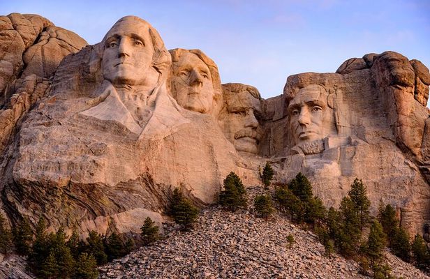 Grand Teton, Yellowstone, Devils Tower and Mount Rushmore 7-day Tour