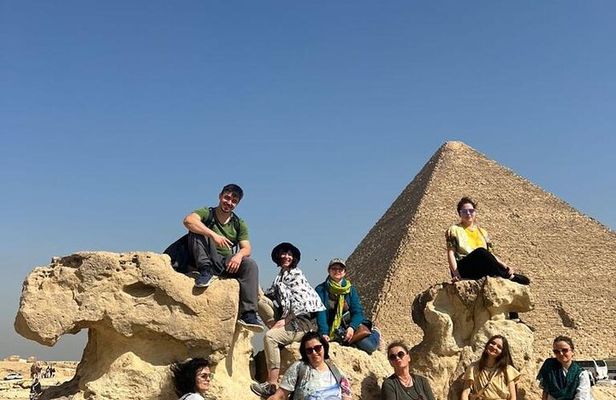 Inclusive Day Tour to Giza Pyramids, Memphis, Sakara & Lunch.
