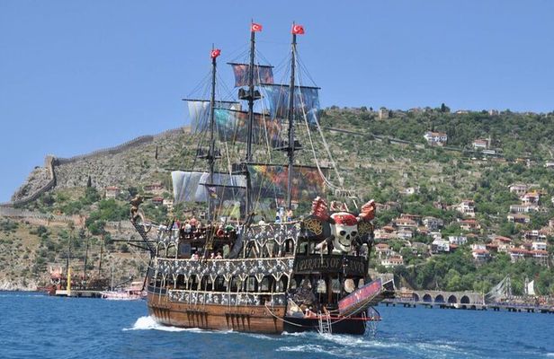 Alanya: Pirates Yacht Tour with Lunch and Soft Drinks
