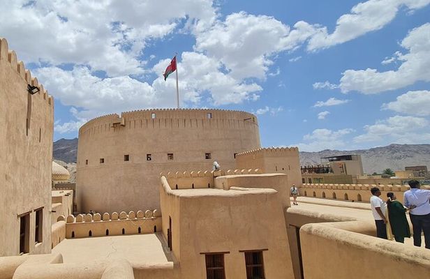 Full-Day Nizwa Fort, Bahla Fort and Jabreen Castle Private Tour