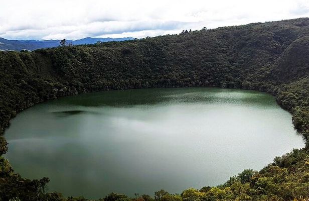 Guatavita Town + Boat Tour of the dam + 1 Topping