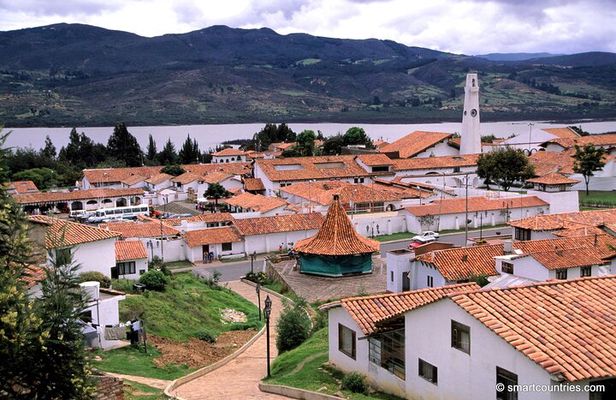 Guatavita Town and Boat Tour of the dam and 1 Topping