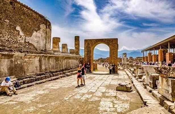 Pompeii Tour with Lunch and Wine Tasting from Positano
