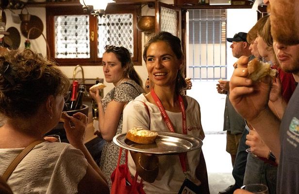Venice Like a Local: Food, Wine & Spritz Tour with Traghetto Ride