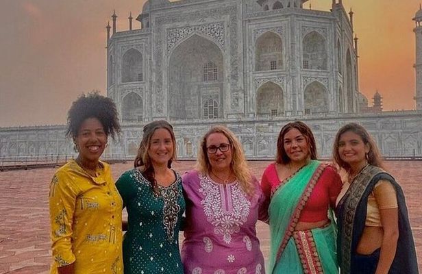 Day Tour Of Tajmahal From Bangalore With Car Guide Entrance Meal