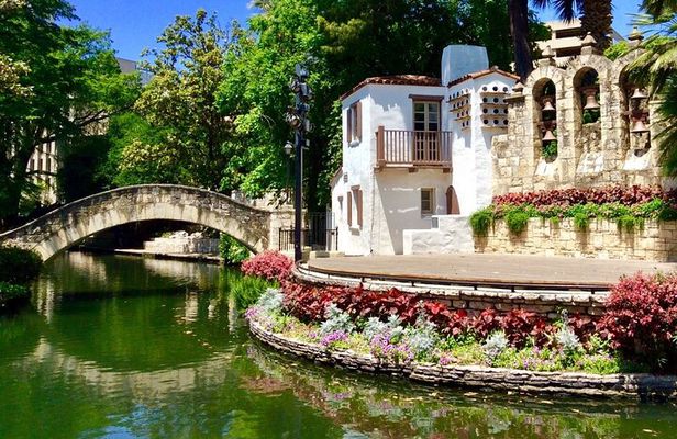 Walking Tour Along the San Antonio Riverwalk And Around Downtown