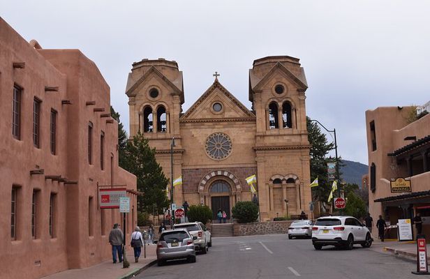 Plaza Sip, Savor, & History Walking Tour in Santa Fe