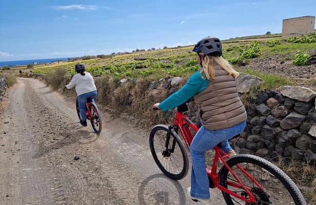 Santorini: E-bike tour experience