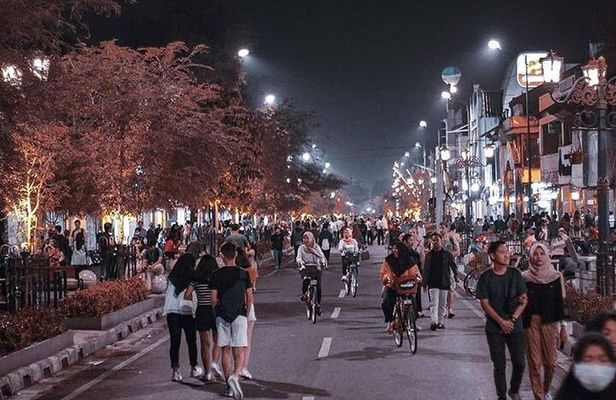 Night Walking Tour-Malioboro street food with guide at Yogyakarta