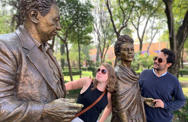 Frida Kahlo VIP [Museum Tickets Included] Walk, Markets & Churros