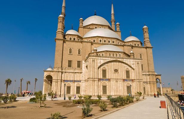 Private Walking Tour with a Local Guide in Cairo