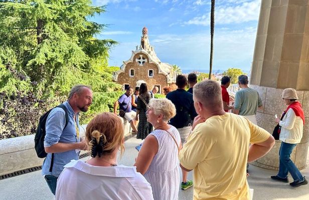 Barcelona: Sagrada Familia & Park Guell Guided Tour + Transfer