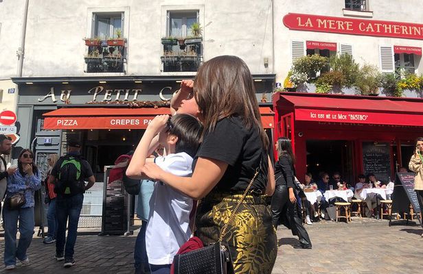 Visit of Montmartre with a treasure hunt