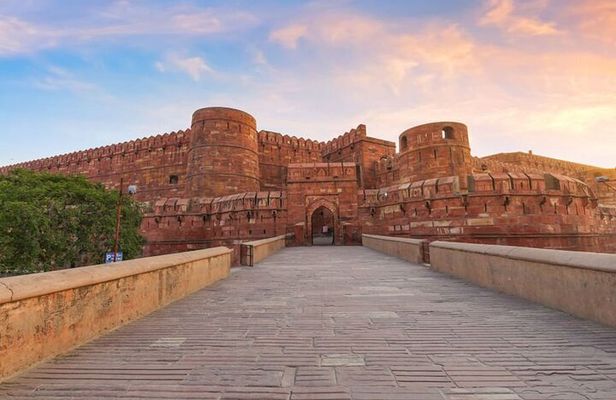 Delhi to Agra and Taj Mahal Day Trip by Express Train with Lunch