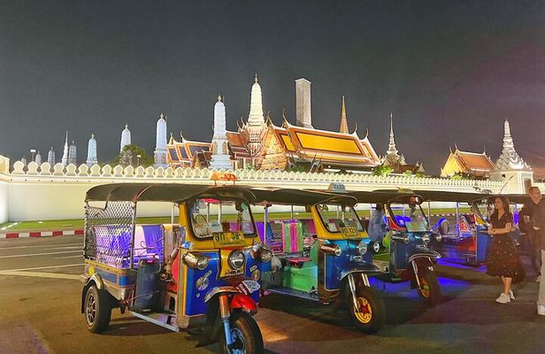 Tuk-tuk Private Tour in Bangkok by Night with Chinatown meal