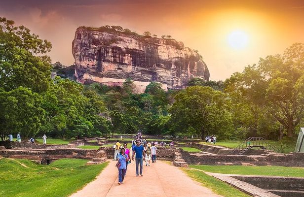 Private Sigiriya Day Tour and Authentic Sri Lankan Lunch Buffet