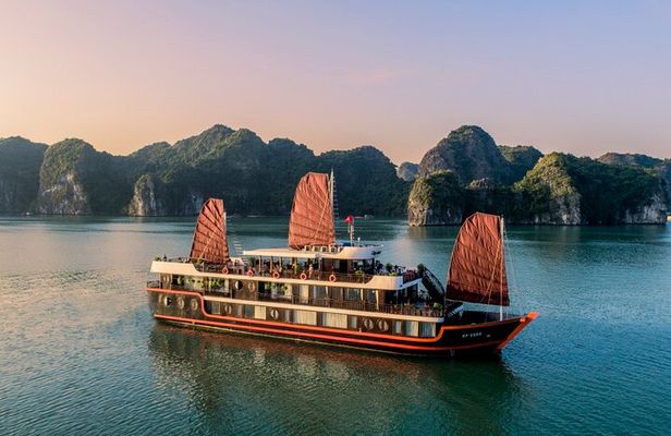 Overnight Halong Bay Cruise Including Transfer Service and Kayaking or Bamboo Boat Activities