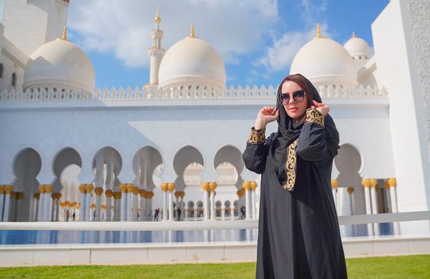 From Dubai: Abu Dhabi Sheikh Zayed Grand Mosque Guided Tour