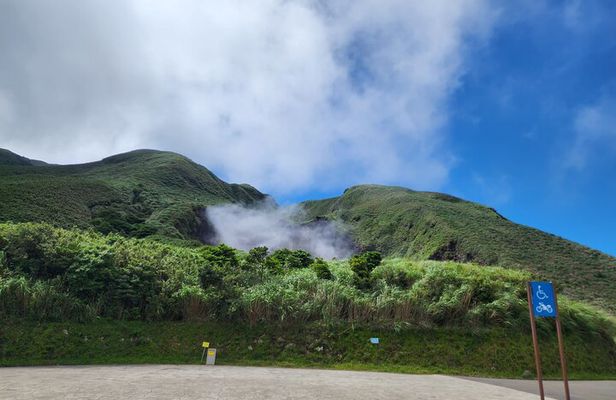 Yamingshan Volcano, Beitou Thermal Valley, Danshui Private Tour