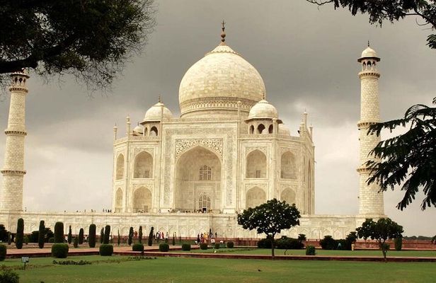 From Delhi: Taj Mahal and Agra Fort By Superfast Train