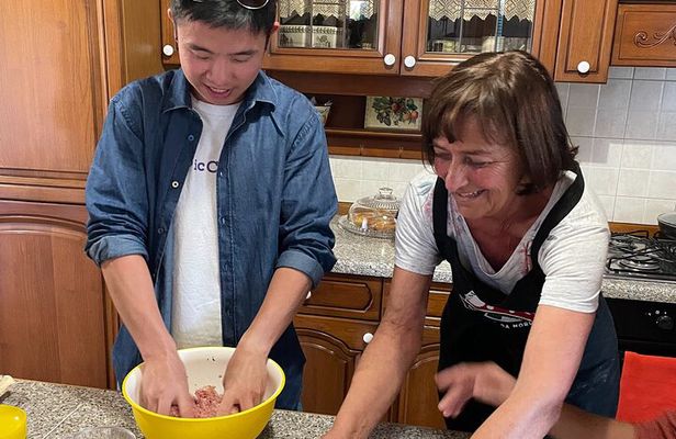 Private Home Cooking Class with Paola in Rome