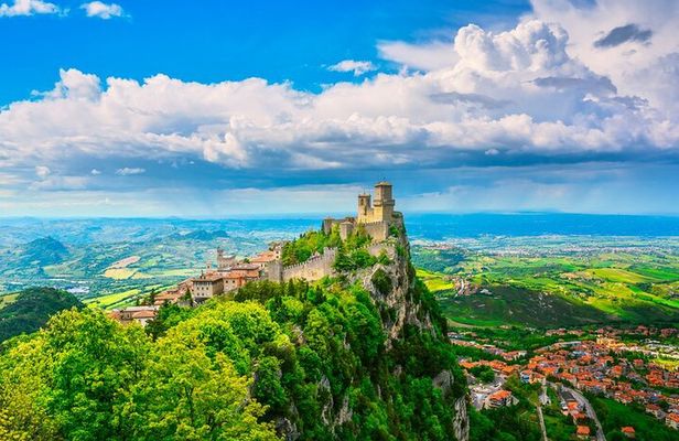Private Walking Tour in San Marino: Historic Towers