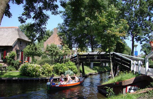 Giethoorn Day Trip from Amsterdam With Cruise and Cheeseplatter