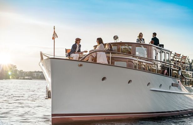 Berlin Boot Sightseeing Tour on Electric Private Yacht