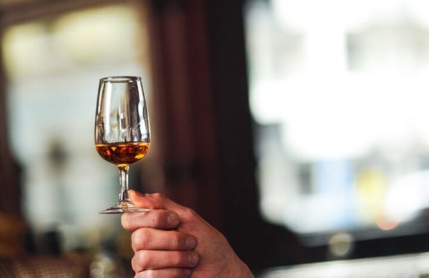 Sip and Stroll Whiskey History Walking Tour in Dublin