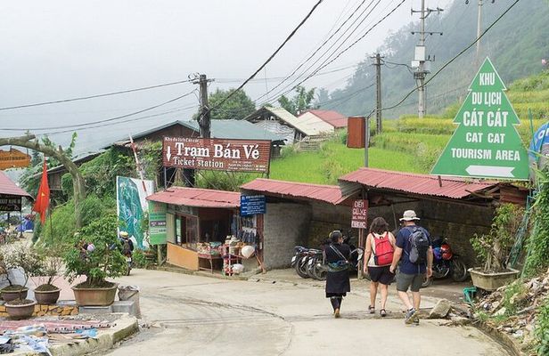 Sapa Amazing Experience: Cat Cat Village 1 Day with Local Guide