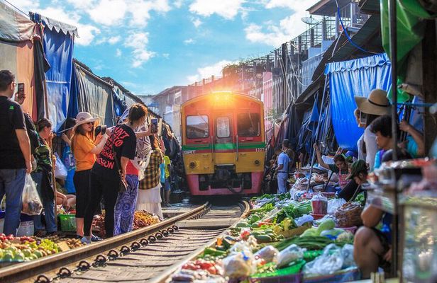 Damnoen Saduak Floating Market & Maeklong Railway From Bangkok