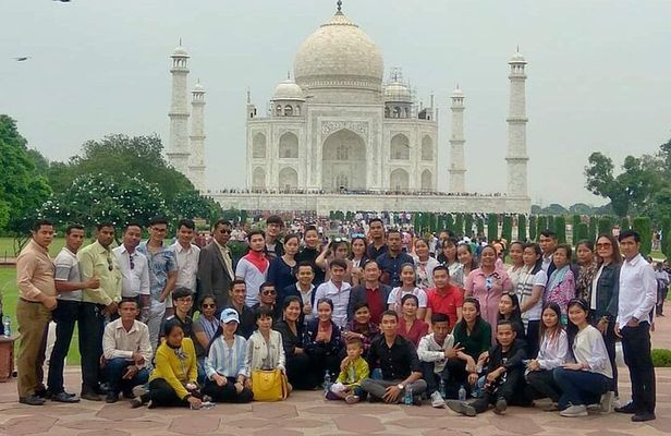 Top-Rated Taj Mahal Day Tour from Delhi by Gatimaan Express