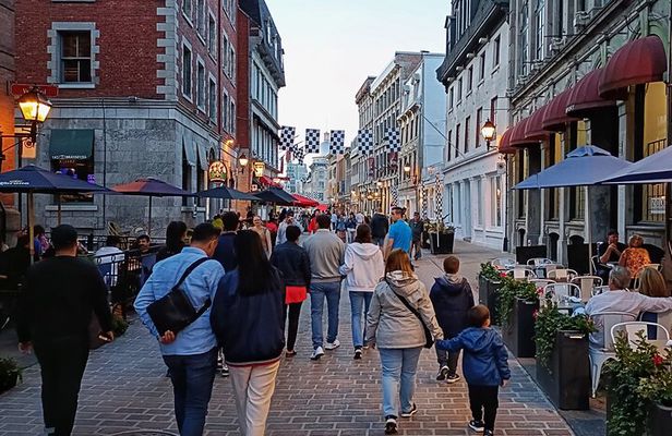 Old Montreal at Twilight Walking Tour Semi-Private