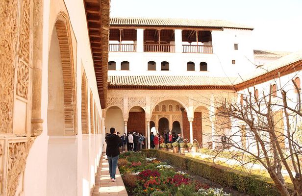 Alhambra Guided Tour, Nasrid Palaces and Generalife
