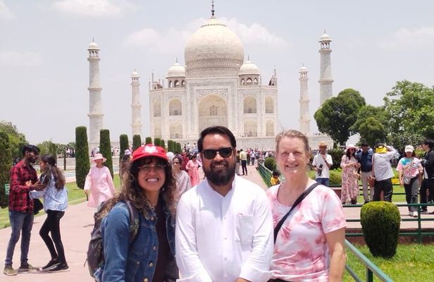 Taj Mahal & Agra Tour by Gatiman Train From Delhi - All Inclusive