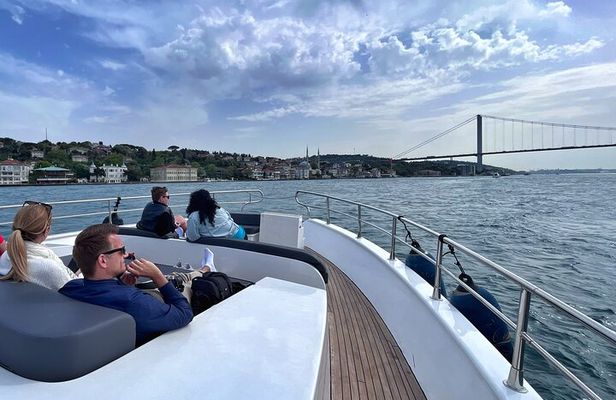 Luxury Bosphorus Yacht Cruise – Stopover in Asian Side