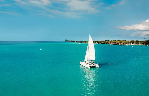 3 North Islands Catamaran Cruise with Lunch & Drinks on island.